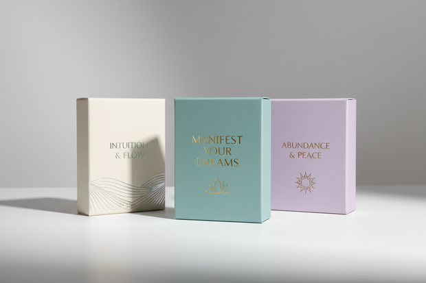 Wil je een foto maken van 2 of 3 kaart boxjes over manifestatie kaarten die rechtop staan alsof het gefotografeerd is in een studio